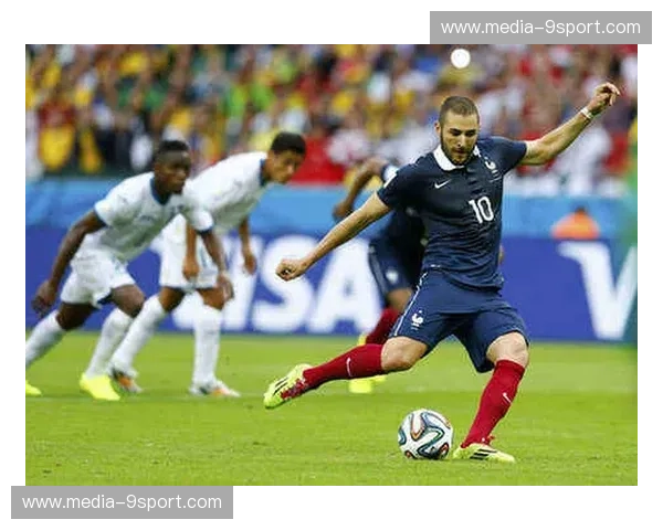 法兰西的荣光与洪都拉斯的梦想：当蓝白红邂逅绿白蓝